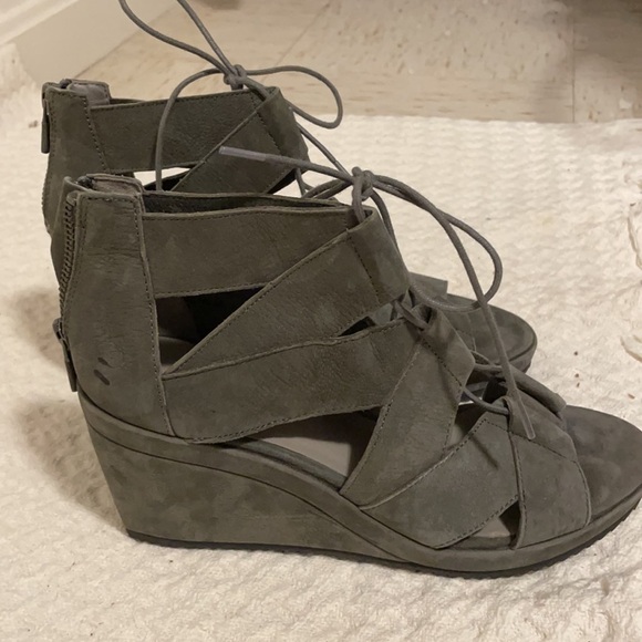 💐Host Pick💐 Eileen Fisher Gray Cris Cross Strap Wedge Sandal w Laces - Picture 2 of 5